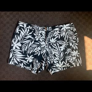 Adorable Hawaiian print shorts 🌺